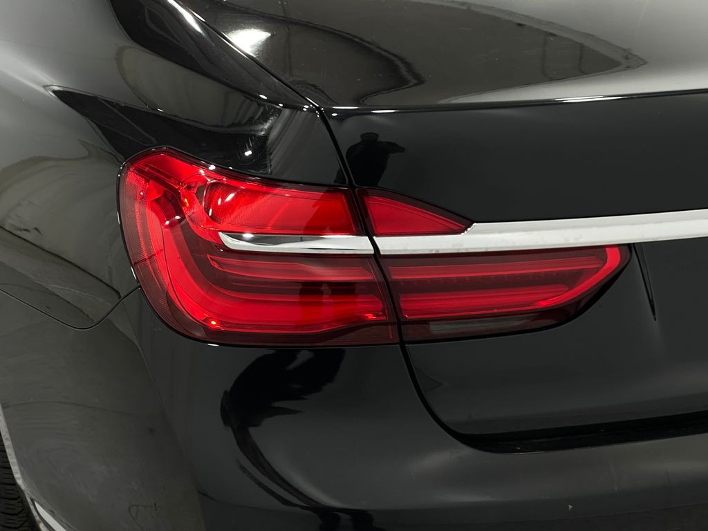 2018 BMW 7 Series Image 35