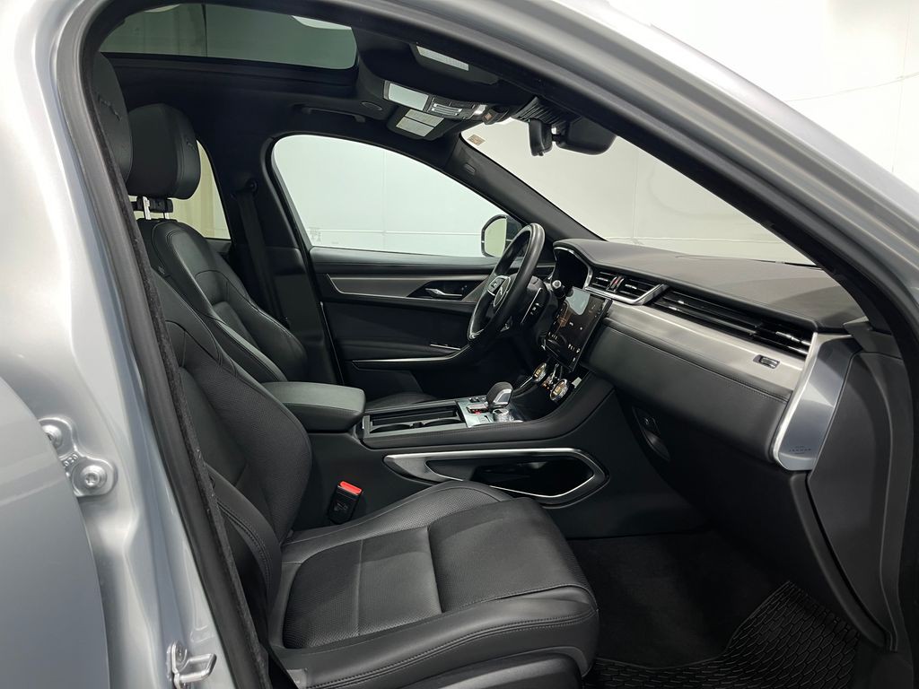 2021 Jaguar F-PACE Image 33