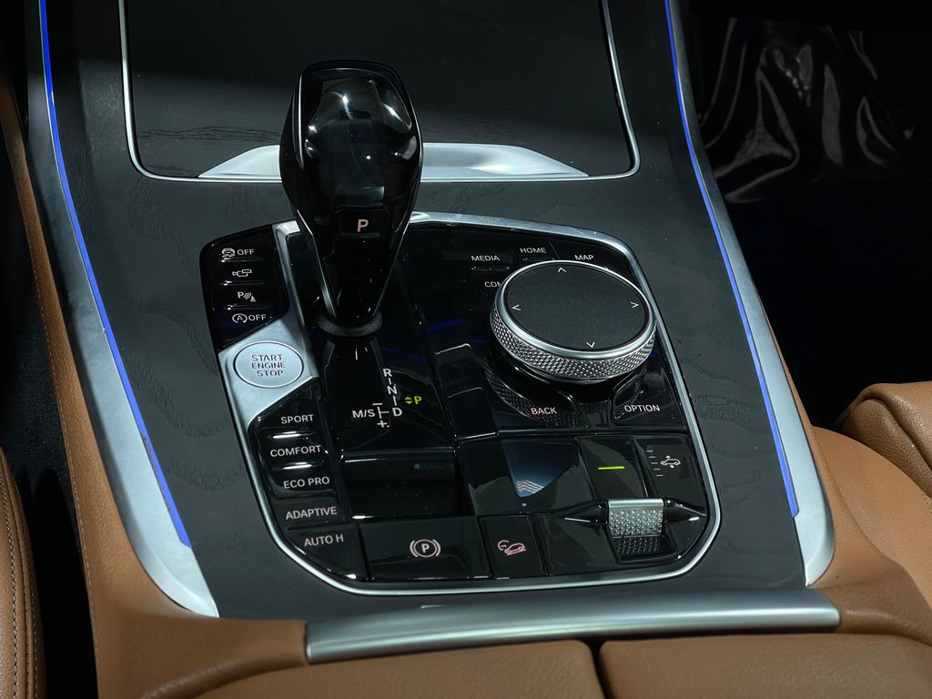2019 BMW X7 Image 32