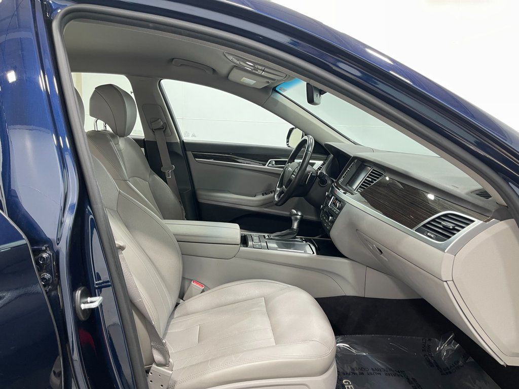 2018 Genesis G80 Image 32