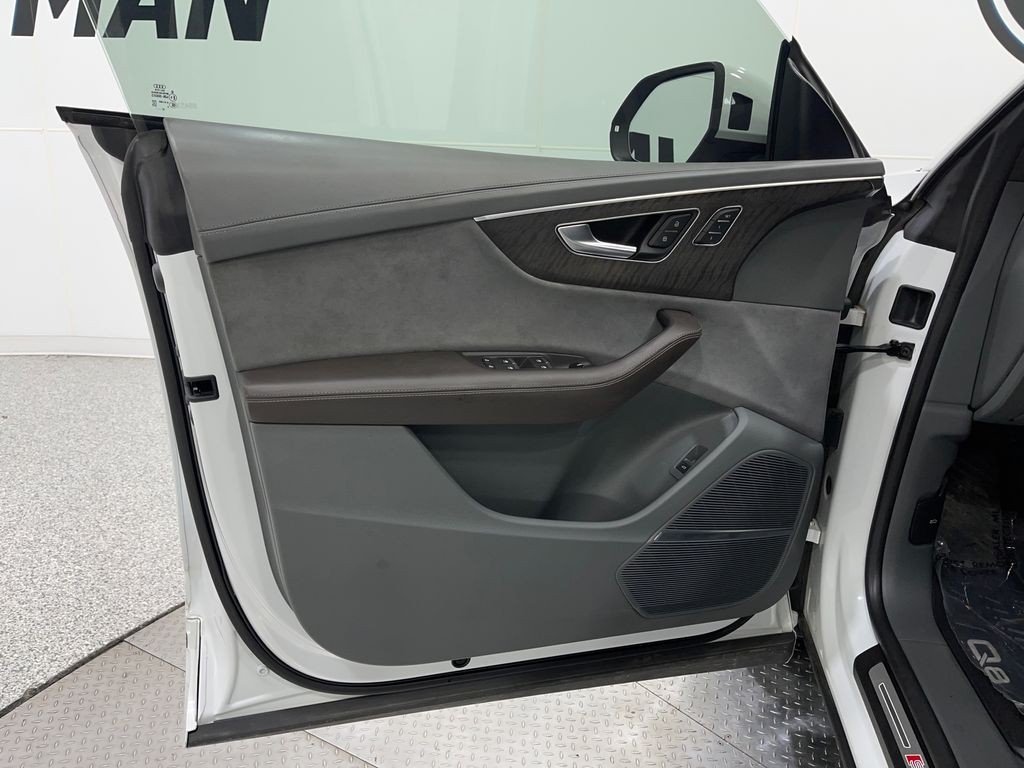 2020 Audi Q8 Image 16