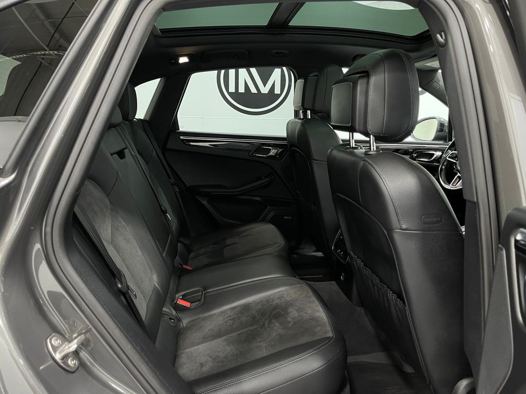 2018 Porsche Macan Image 30