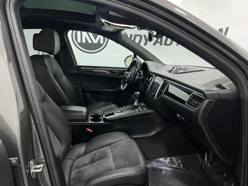 2018 Porsche Macan Image 31