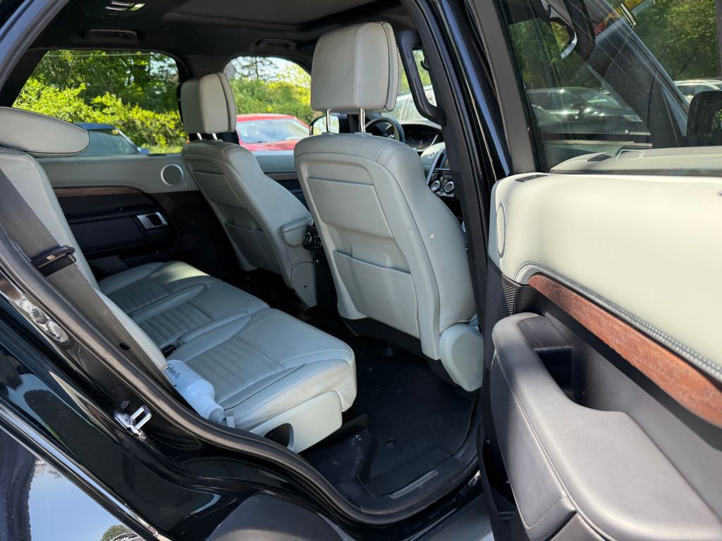 2018 Land Rover Discovery Image 10