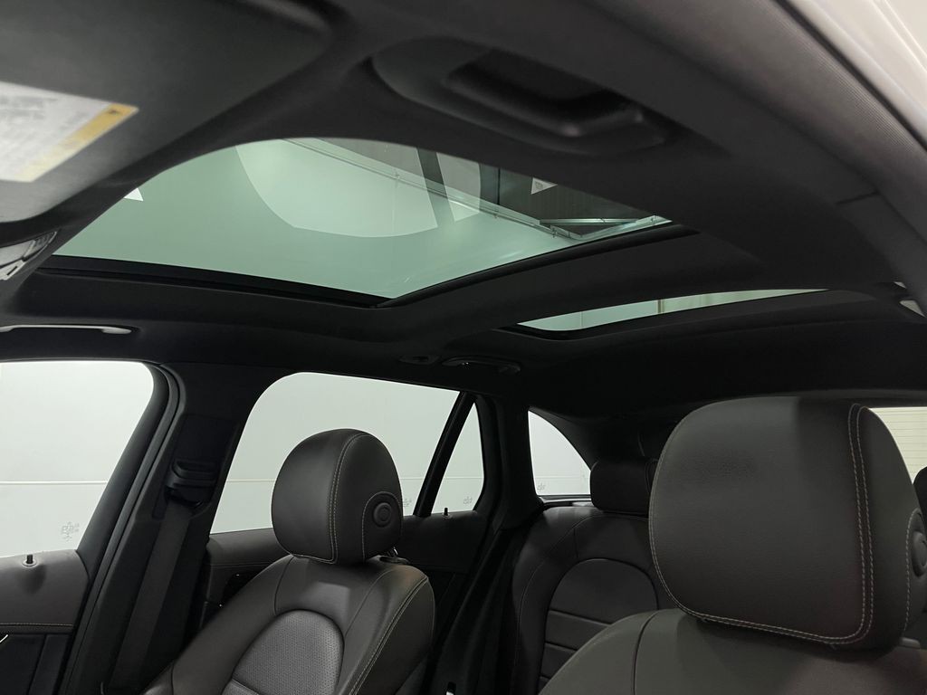 2017 Mercedes-Benz GLC-Class Image 12