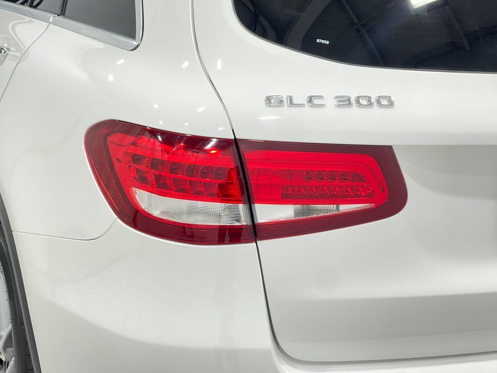 2017 Mercedes-Benz GLC-Class Image 35