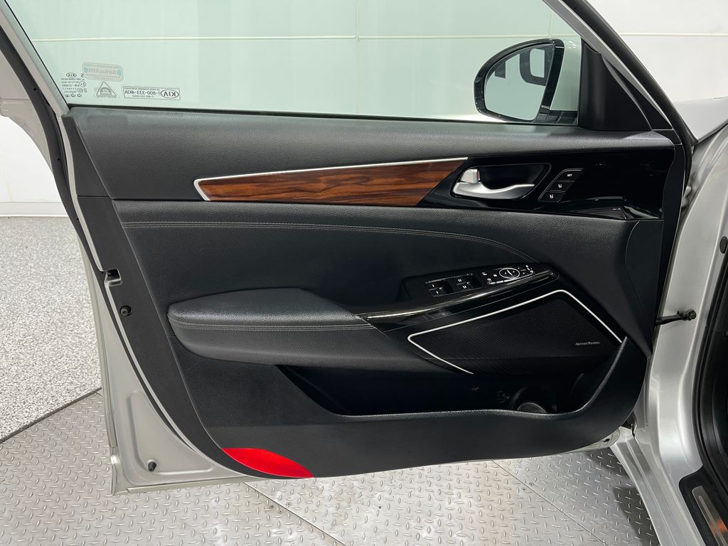 2018 Kia Cadenza Image 16