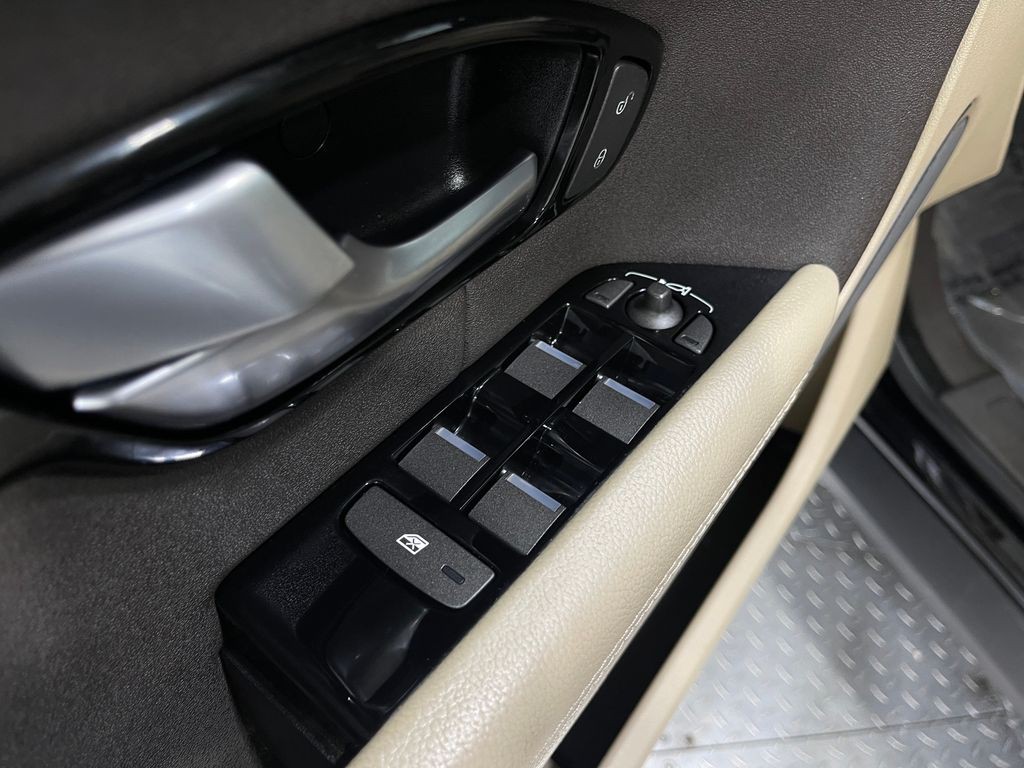 2017 Land Rover Range Rover Evoque Image 14