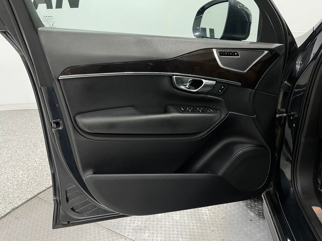 2017 Volvo XC90 Image 16