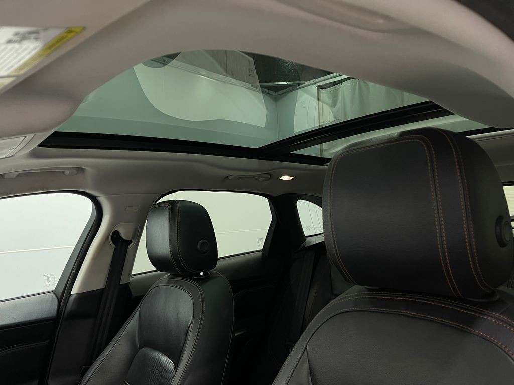 2018 Jaguar F-PACE Image 12