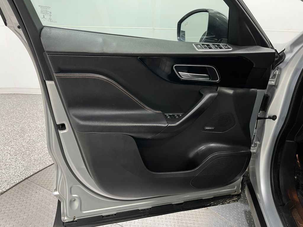 2018 Jaguar F-PACE Image 16