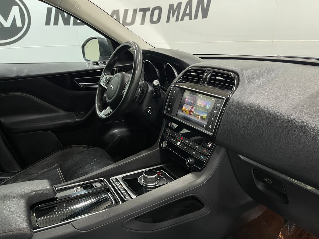 2018 Jaguar F-PACE Image 21