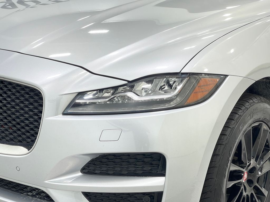 2018 Jaguar F-PACE Image 34
