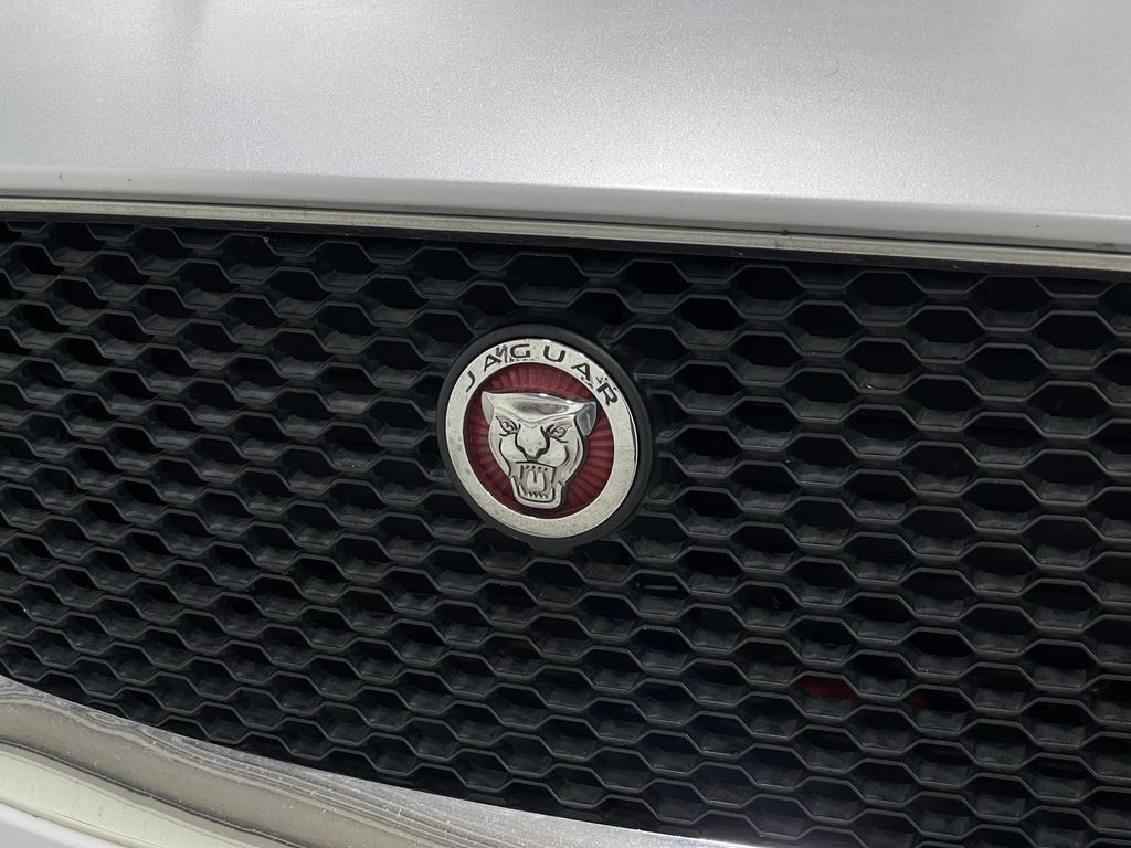 2018 Jaguar F-PACE Image 37