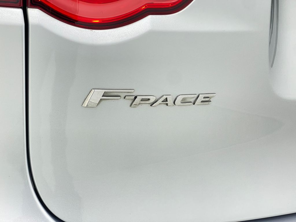 2018 Jaguar F-PACE Image 38
