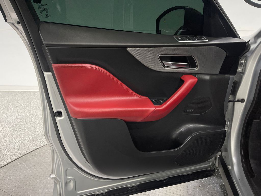 2017 Jaguar F-PACE Image 16