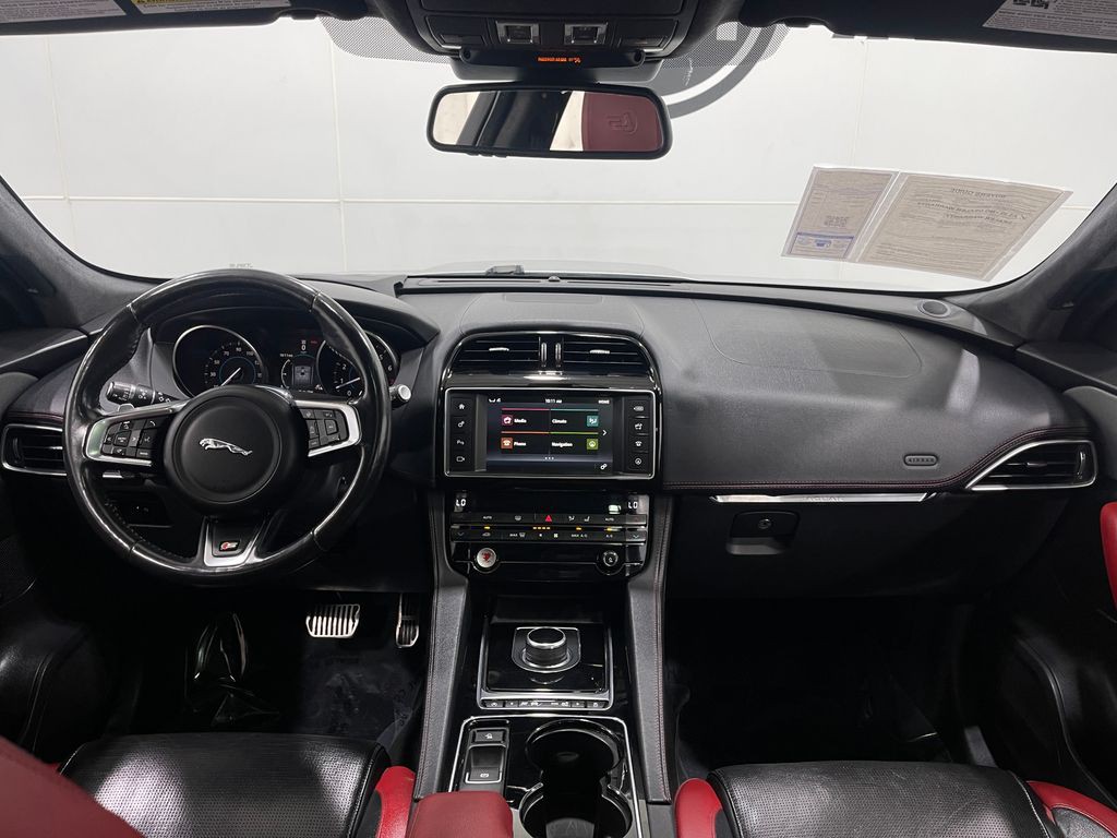 2017 Jaguar F-PACE Image 20