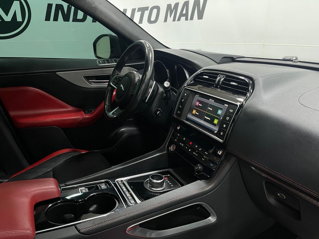 2017 Jaguar F-PACE Image 21