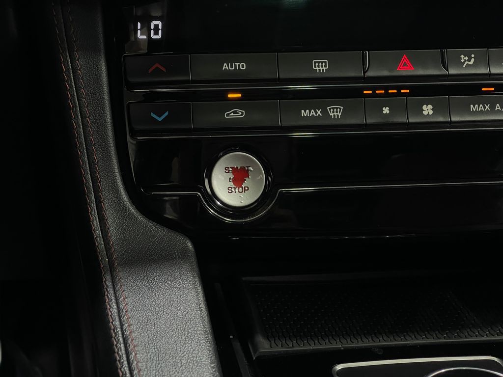 2017 Jaguar F-PACE Image 22