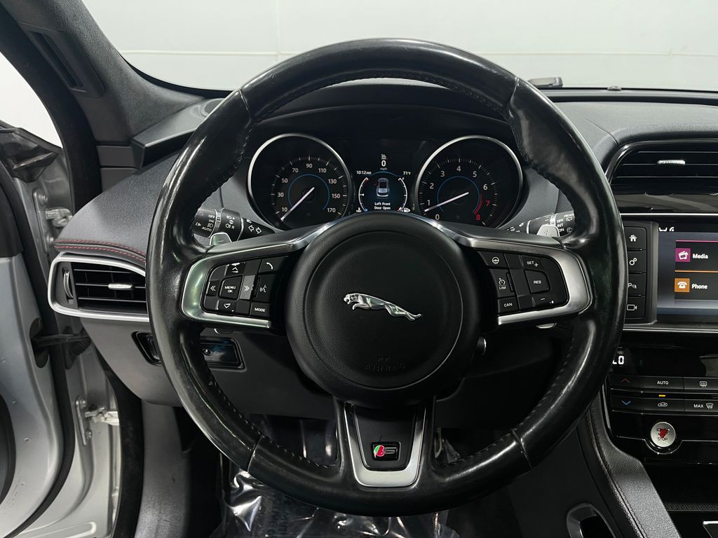 2017 Jaguar F-PACE Image 23