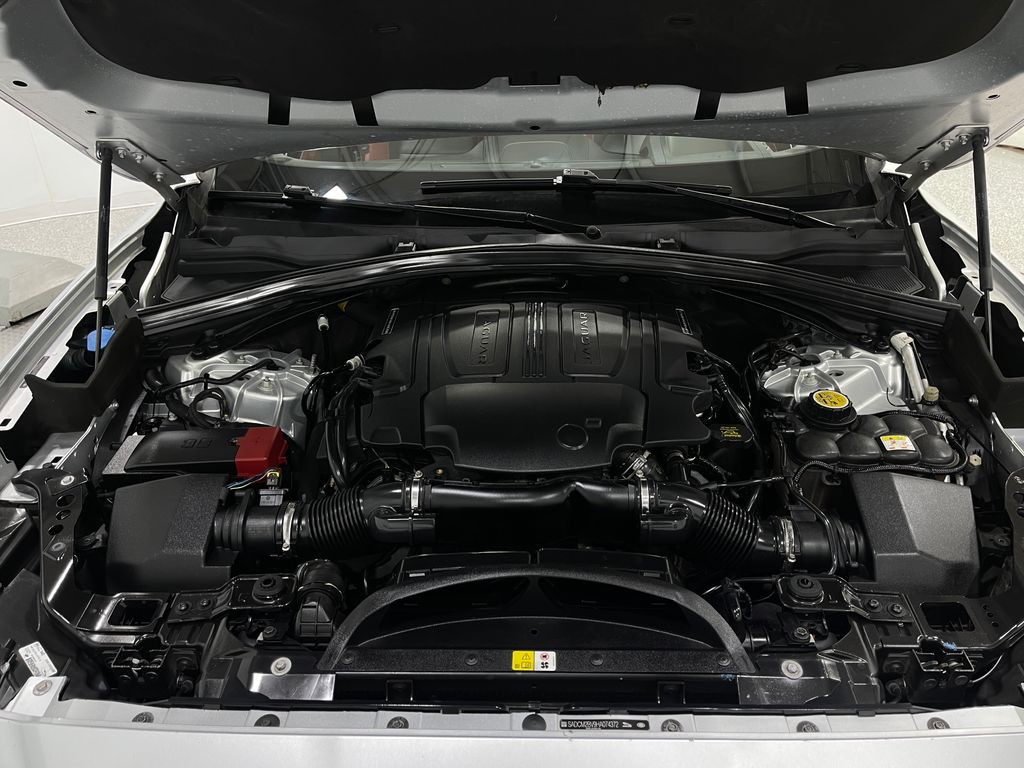 2017 Jaguar F-PACE Image 28