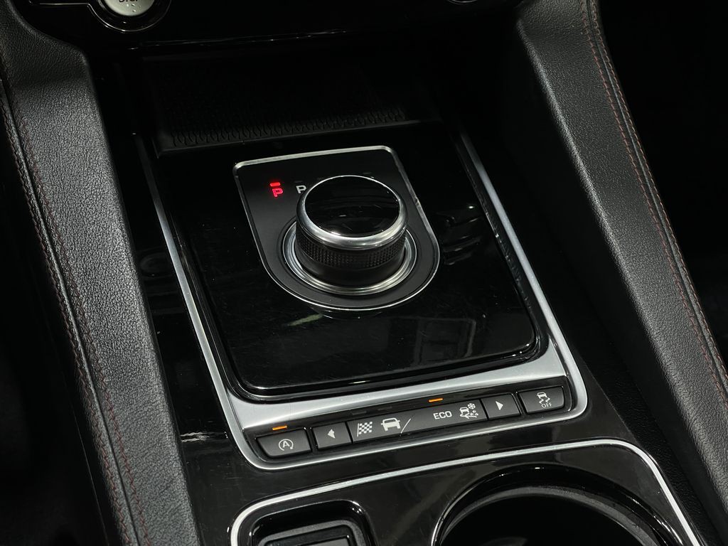 2017 Jaguar F-PACE Image 30