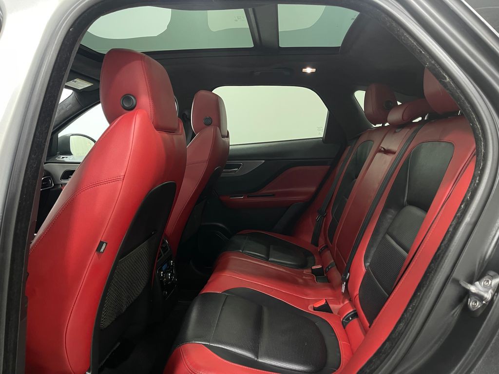 2017 Jaguar F-PACE Image 31