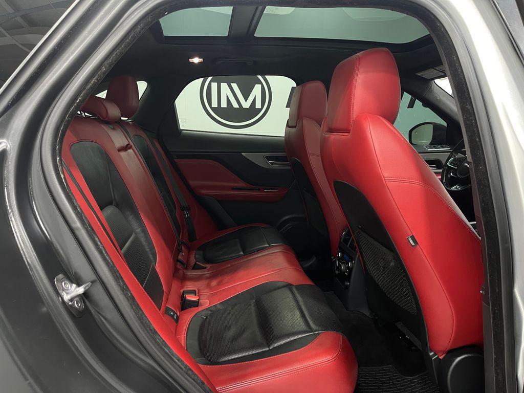 2017 Jaguar F-PACE Image 32