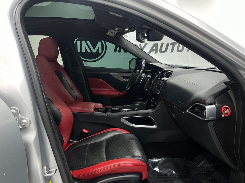 2017 Jaguar F-PACE Image 33