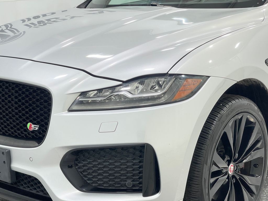 2017 Jaguar F-PACE Image 34