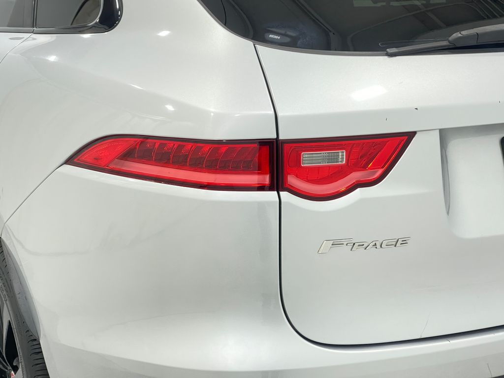2017 Jaguar F-PACE Image 35