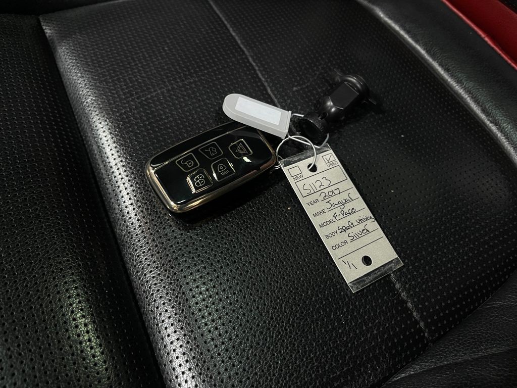 2017 Jaguar F-PACE Image 38