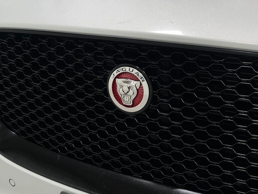 2017 Jaguar F-PACE Image 39