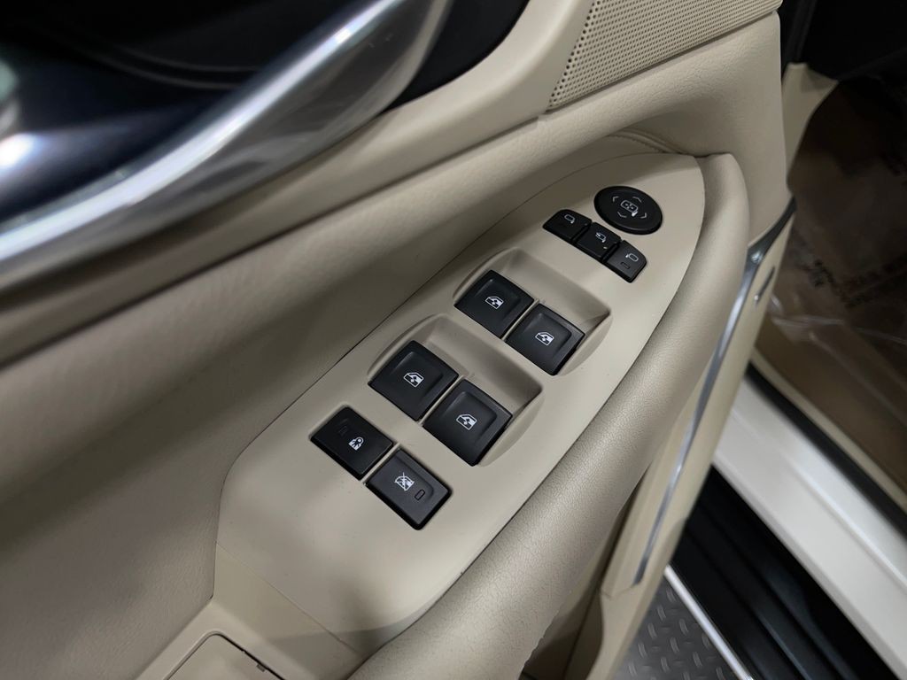 2018 Cadillac Escalade Image 16