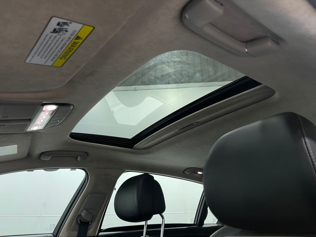 2018 Genesis G90 Image 11