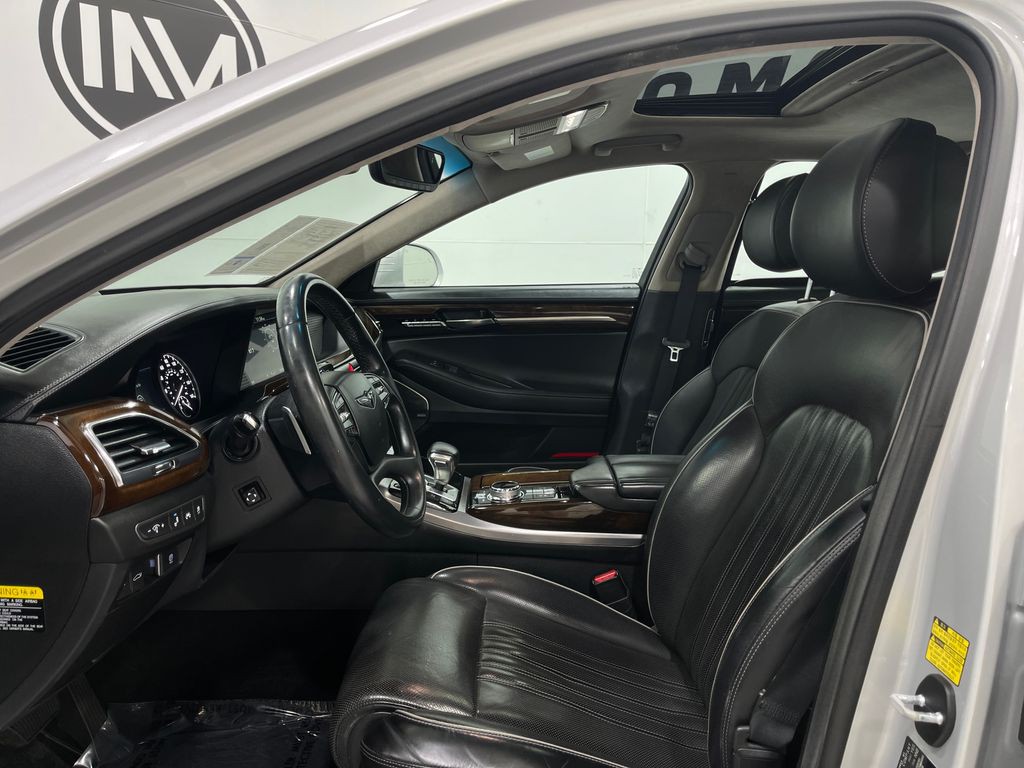 2018 Genesis G90 Image 12