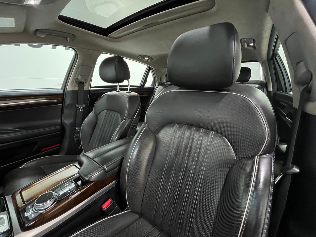 2018 Genesis G90 Image 13