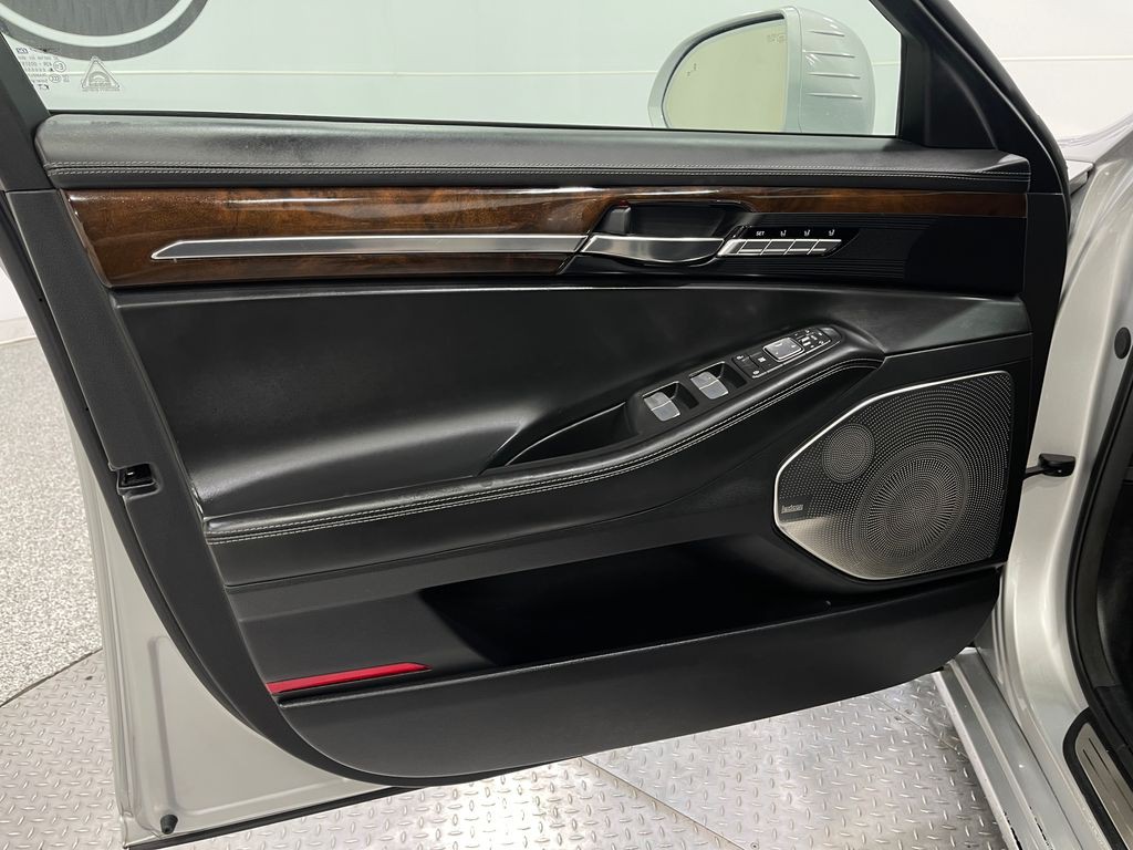 2018 Genesis G90 Image 14