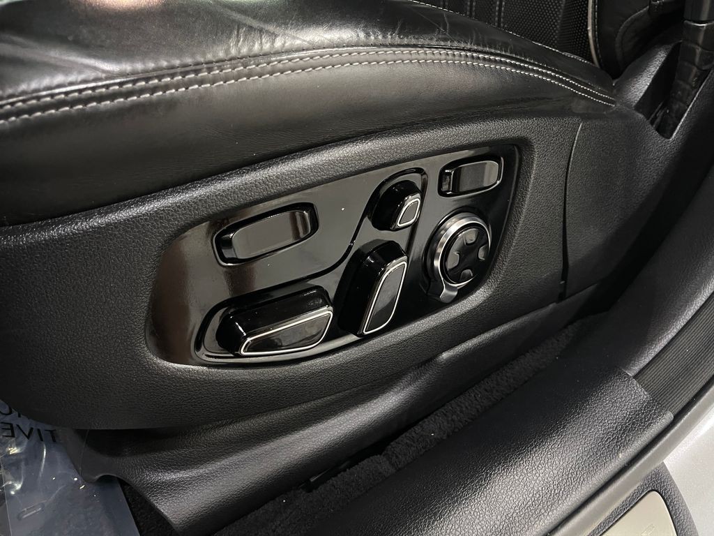 2018 Genesis G90 Image 16