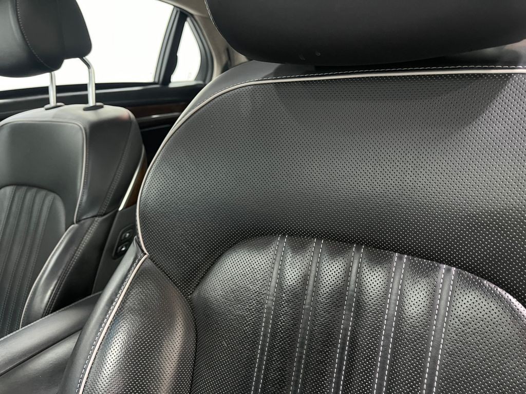 2018 Genesis G90 Image 17