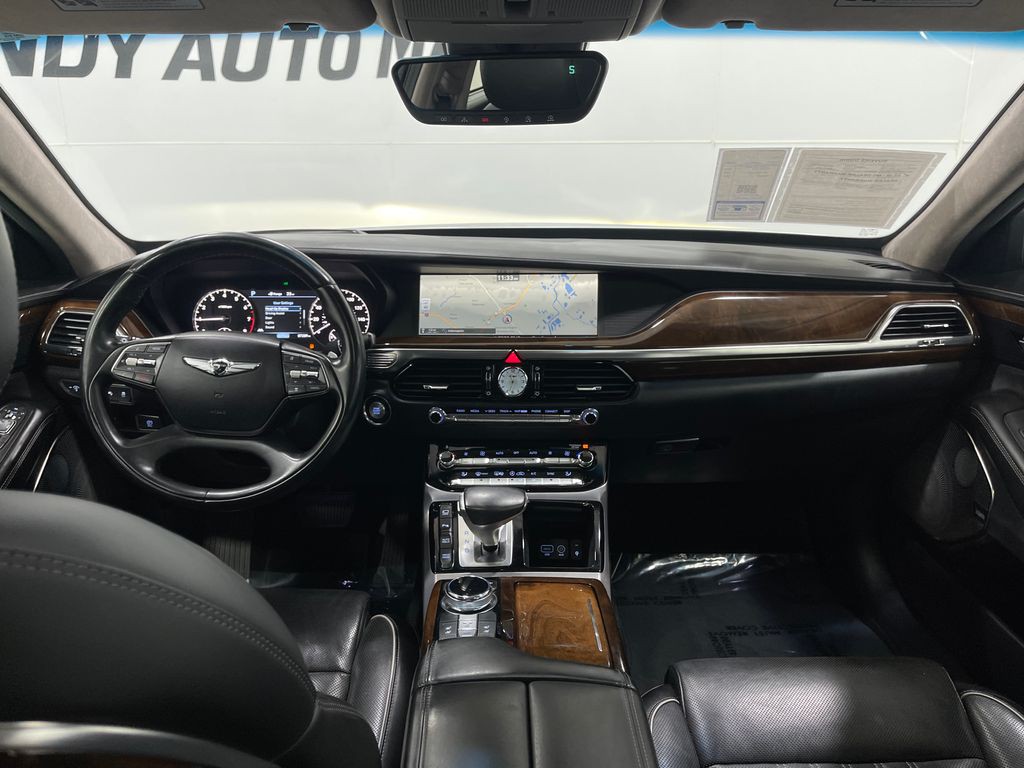 2018 Genesis G90 Image 18