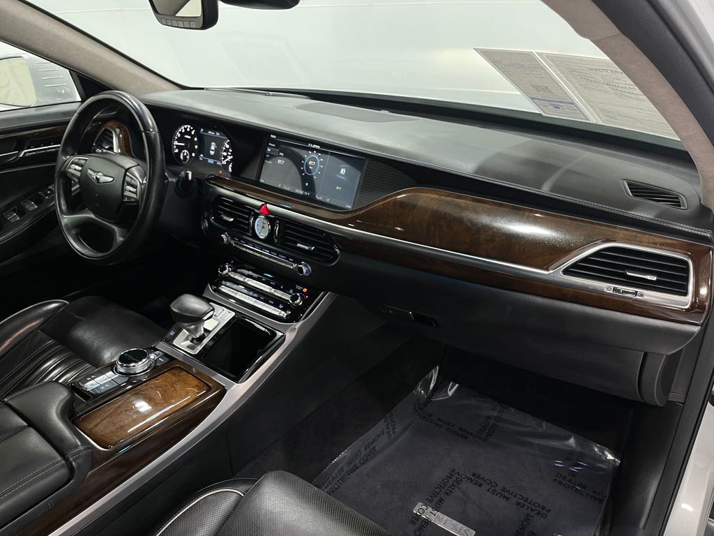 2018 Genesis G90 Image 19