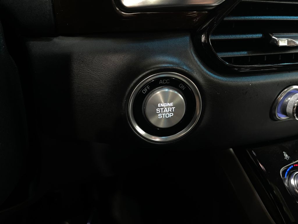2018 Genesis G90 Image 20
