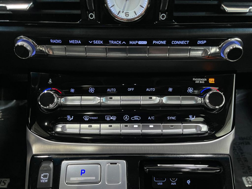 2018 Genesis G90 Image 24