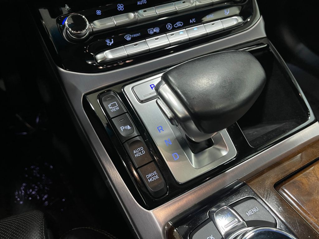 2018 Genesis G90 Image 28