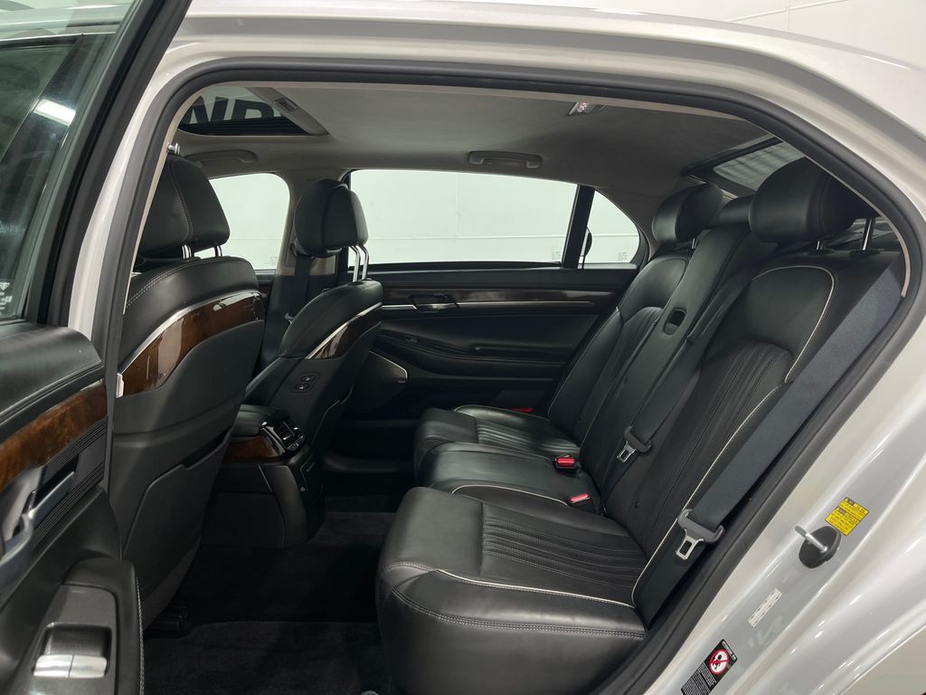 2018 Genesis G90 Image 29
