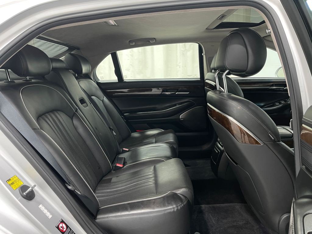 2018 Genesis G90 Image 30