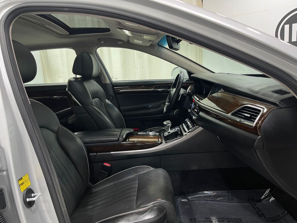 2018 Genesis G90 Image 31