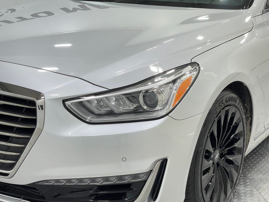 2018 Genesis G90 Image 32
