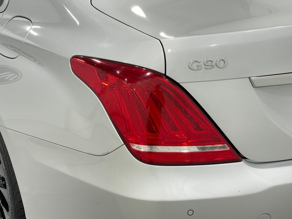 2018 Genesis G90 Image 33